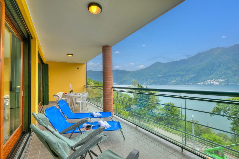 Va Pensiero sul Lago: Lake Maggiore Stunning View Balcony