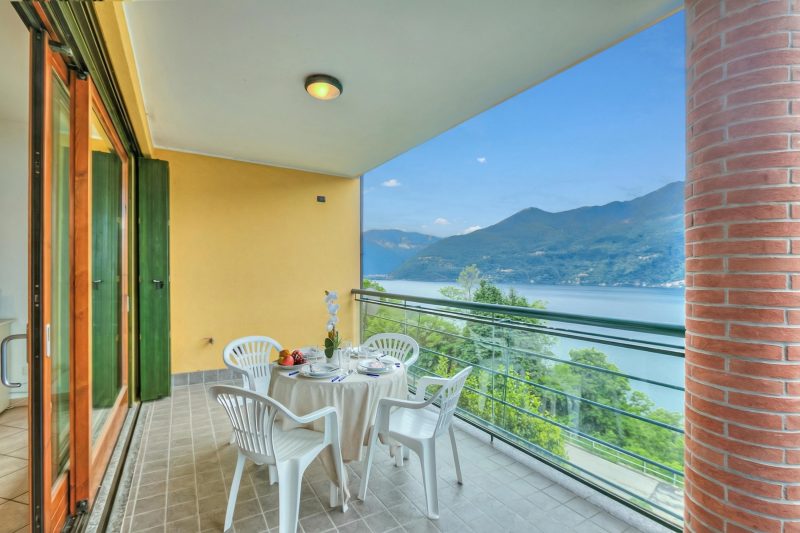 Va Pensiero sul Lago: Lake Maggiore Stunning View Balcony