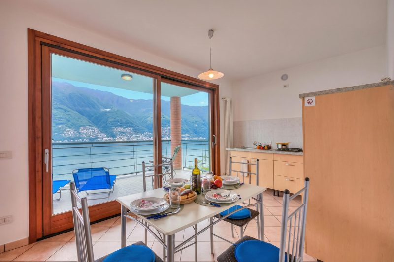 Va Pensiero sul Lago: Lake Maggiore Stunning View Balcony