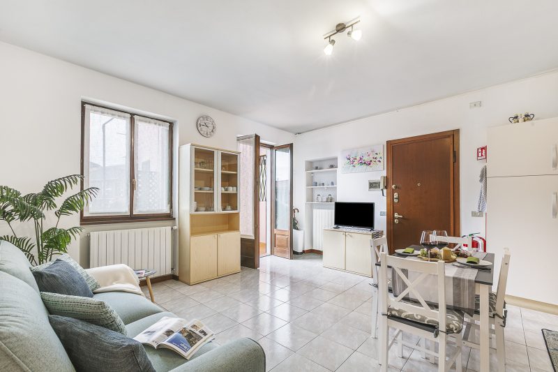 Petalo Bianco: 100m from Lake, Parking and Balcony