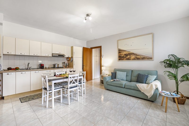 Petalo Bianco: 100m from Lake, Parking and Balcony