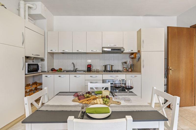 Petalo Bianco: 100m from Lake, Parking and Balcony