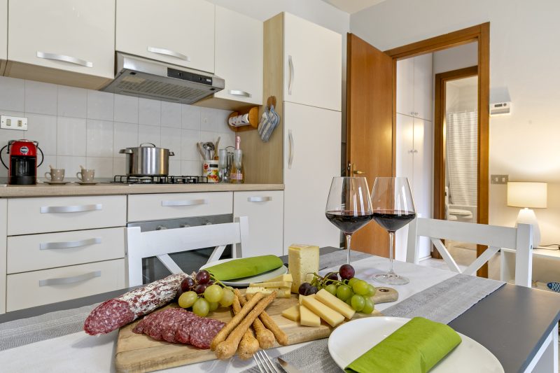 Petalo Bianco: 100m from Lake, Parking and Balcony