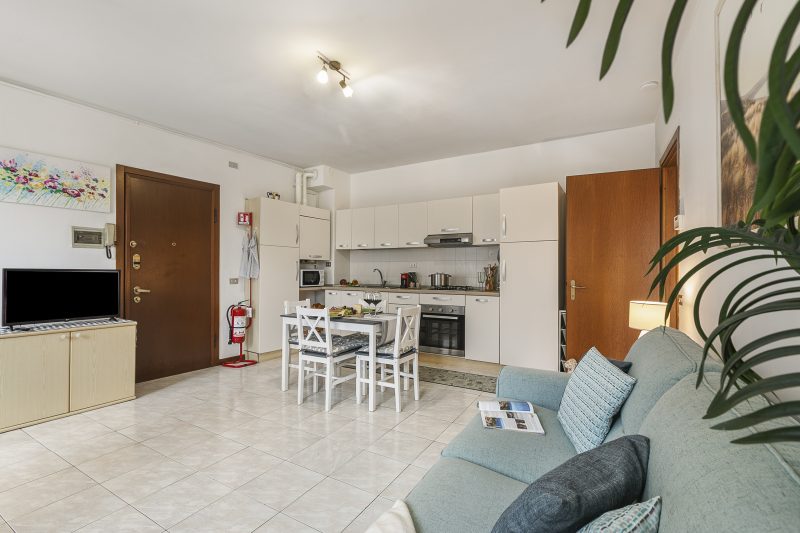 Petalo Bianco: 100m from Lake, Parking and Balcony
