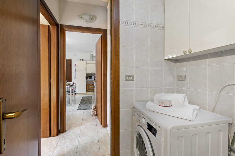 Petalo Bianco: 100m from Lake, Parking and Balcony