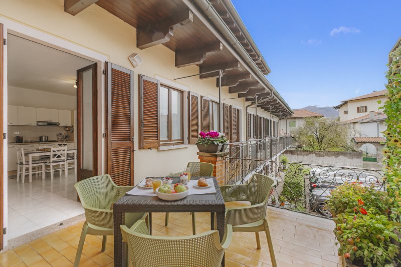Petalo Bianco: 100m from Lake, Parking and Balcony