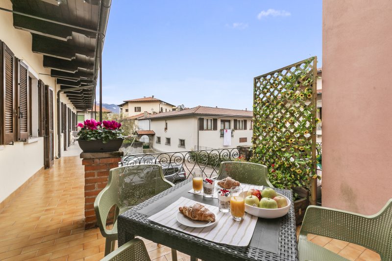 Petalo Bianco: 100m from Lake, Parking and Balcony