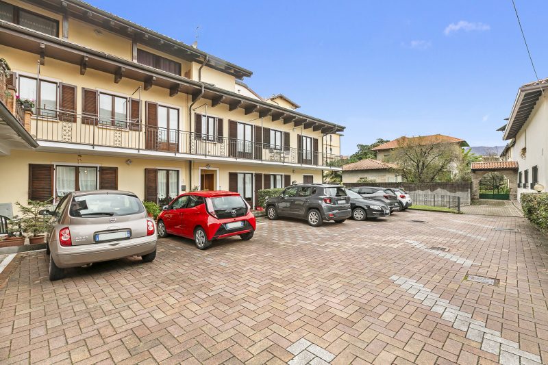 Petalo Bianco: 100m from Lake, Parking and Balcony
