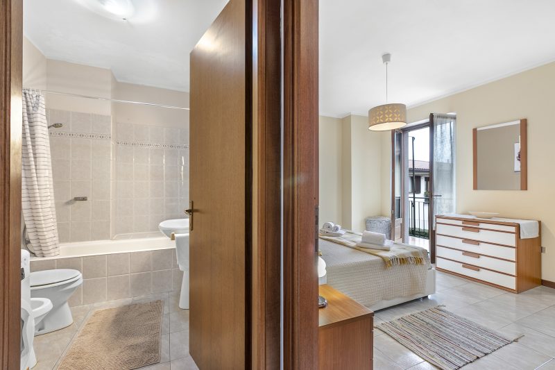 Petalo Bianco: 100m from Lake, Parking and Balcony