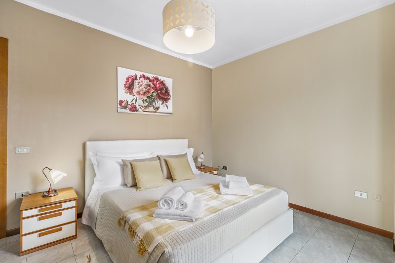 Petalo Bianco: 100m from Lake, Parking and Balcony