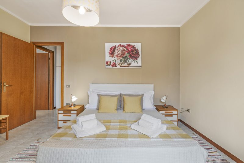 Petalo Bianco: 100m from Lake, Parking and Balcony
