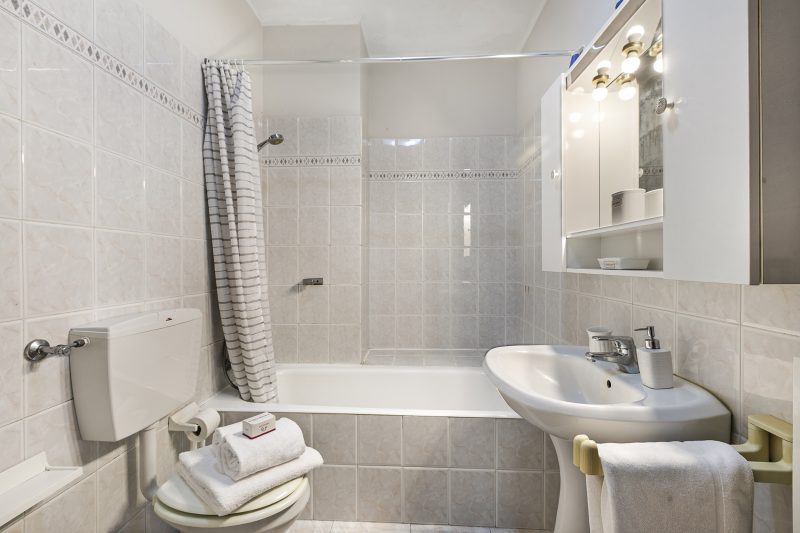 Petalo Bianco: 100m from Lake, Parking and Balcony