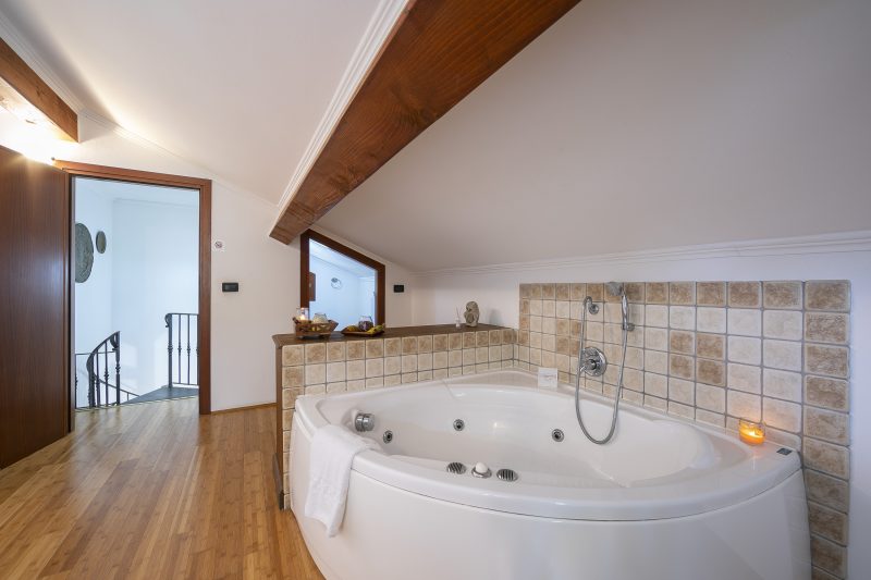 Villa Monte Enrico - With Pool & Jacuzzi
