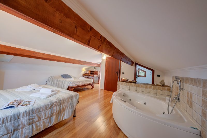 Villa Monte Enrico - With Pool & Jacuzzi