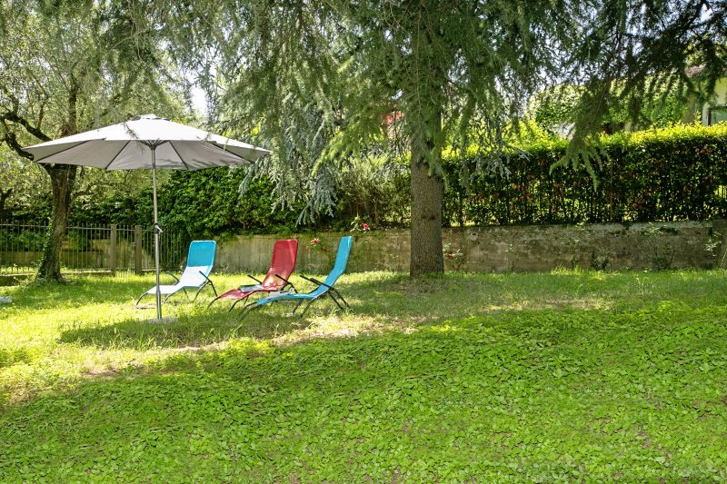 Villa Alberti Apt Emma 900m from Garda lake w/ shared Garden