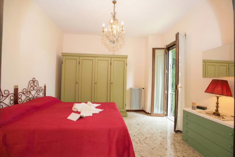 Villa Alberti Apt Emma 900m from Garda lake w/ shared Garden