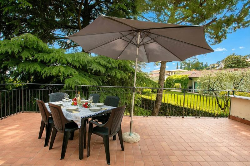 Villa Alberti Apt Emma 900m from Garda lake w/ shared Garden