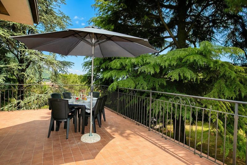Villa Alberti Apt Emma 900m from Garda lake w/ shared Garden
