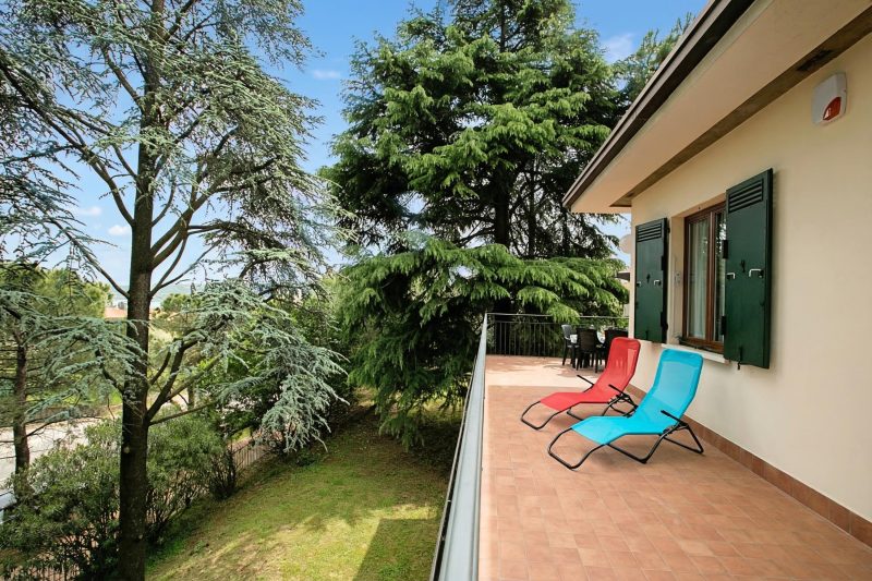 Villa Alberti Apt Emma 900m from Garda lake w/ shared Garden