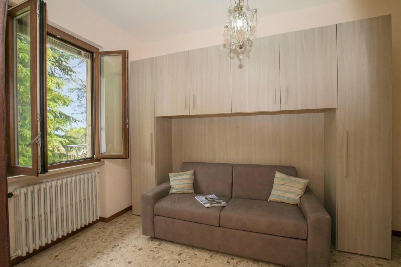 Villa Alberti Apt Emma 900m from Garda lake w/ shared Garden