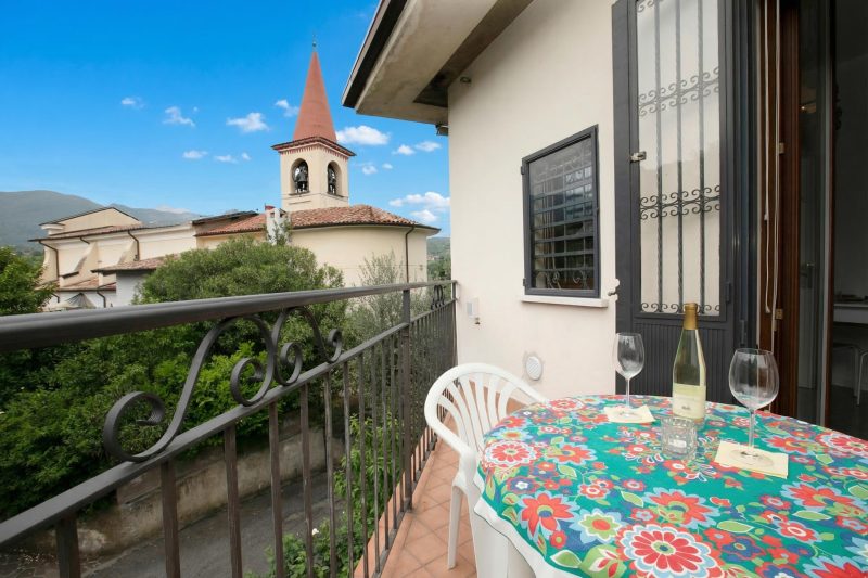 Villa Alberti Apt Emma 900m from Garda lake w/ shared Garden