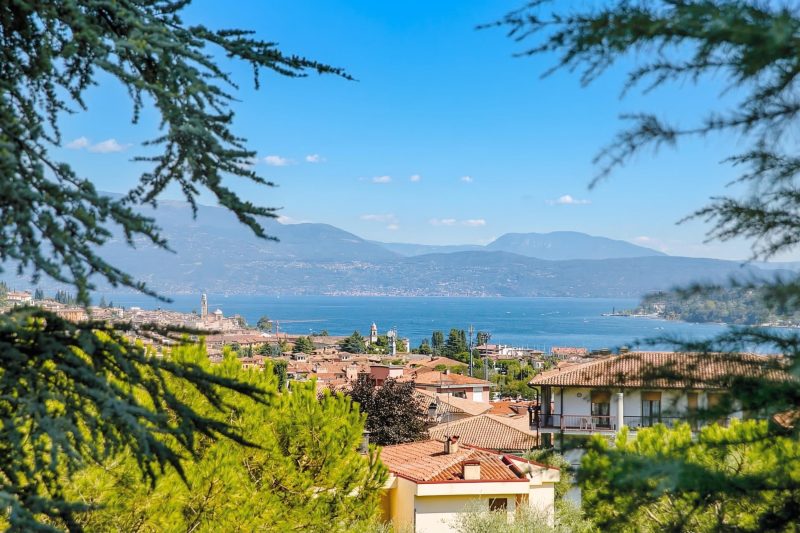 Villa Alberti Apt Emma 900m from Garda lake w/ shared Garden