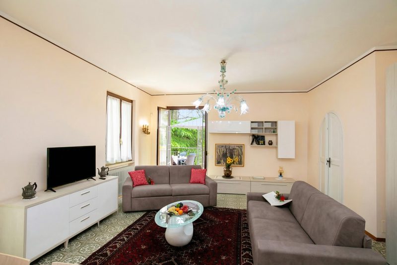 Villa Alberti Apt Emma 900m from Garda lake w/ shared Garden