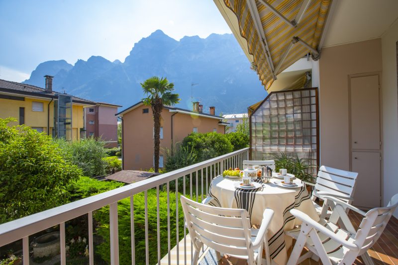 Appartamento Emma with Terrace near the Lake