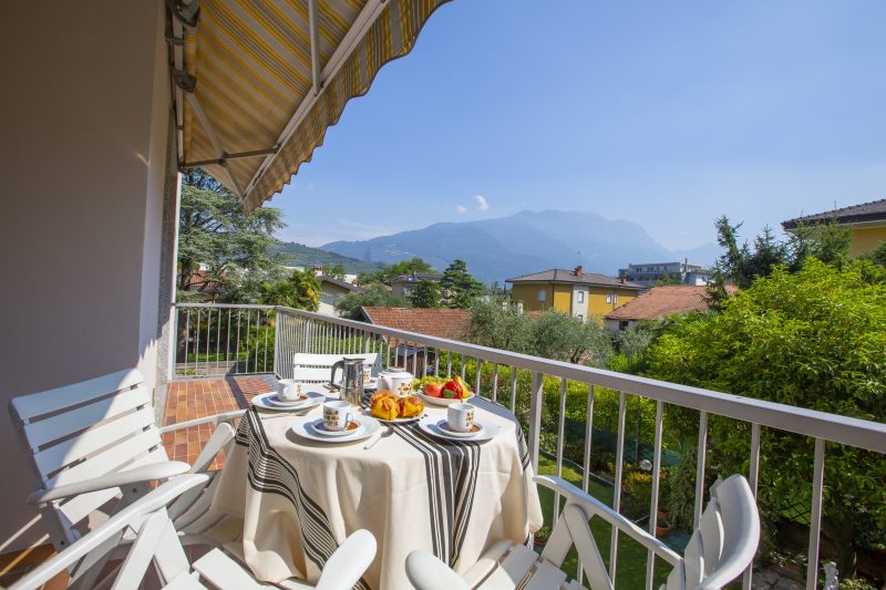 Appartamento Emma with Terrace near the Lake