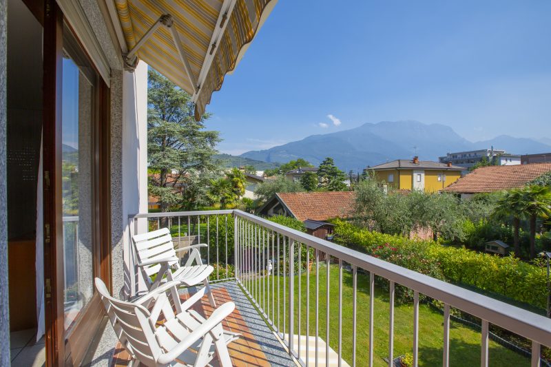 Appartamento Emma with Terrace near the Lake