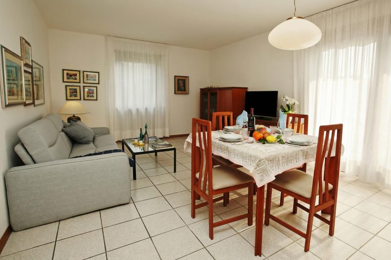 Appartamento Emma with Terrace near the Lake