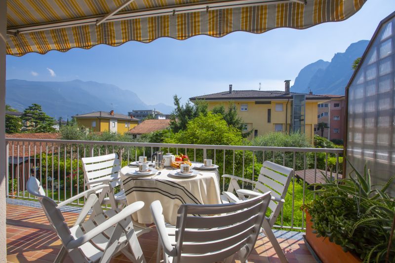 Appartamento Emma with Terrace near the Lake