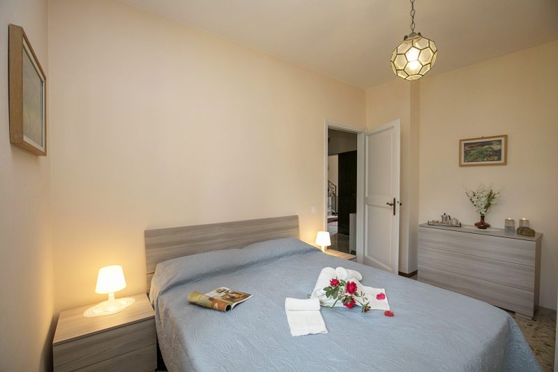 Villa Alberti Apt Bruna 900m from Garda lake w/ shared garden