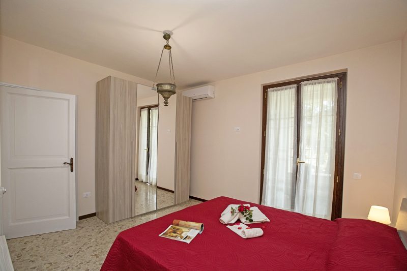 Villa Alberti Apt Bruna 900m from Garda lake w/ shared garden