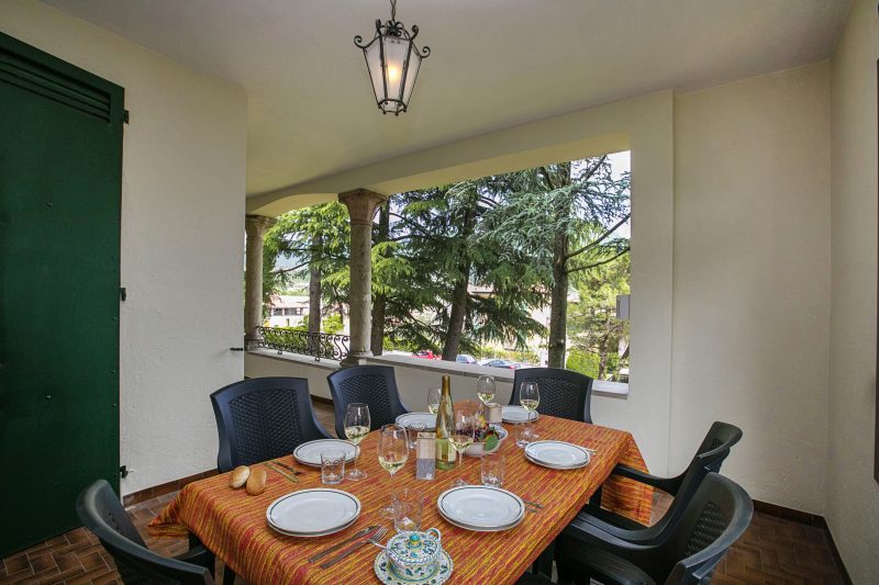 Villa Alberti Apt Bruna 900m from Garda lake w/ shared garden