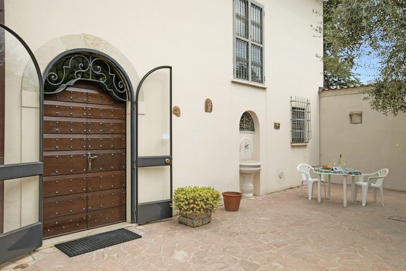 Villa Alberti Apt Bruna 900m from Garda lake w/ shared garden