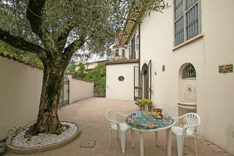 Villa Alberti Apt Bruna 900m from Garda lake w/ shared garden