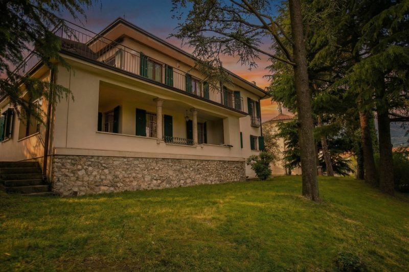 Villa Alberti Apt Bruna 900m from Garda lake w/ shared garden
