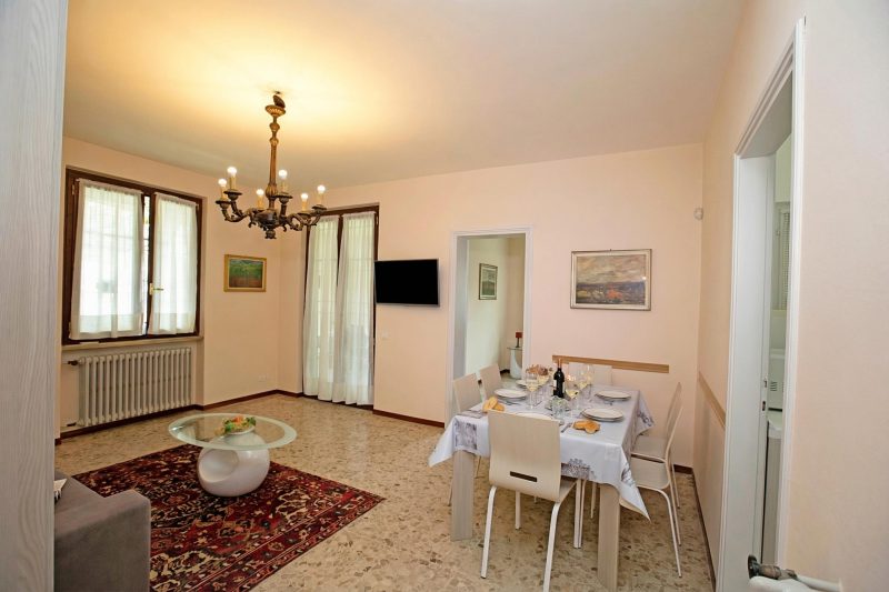 Villa Alberti Apt Bruna 900m from Garda lake w/ shared garden
