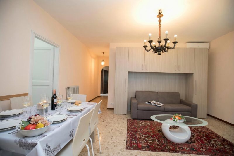 Villa Alberti Apt Bruna 900m from Garda lake w/ shared garden