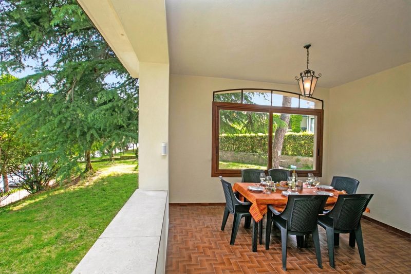 Villa Alberti Apt Bruna 900m from Garda lake w/ shared garden