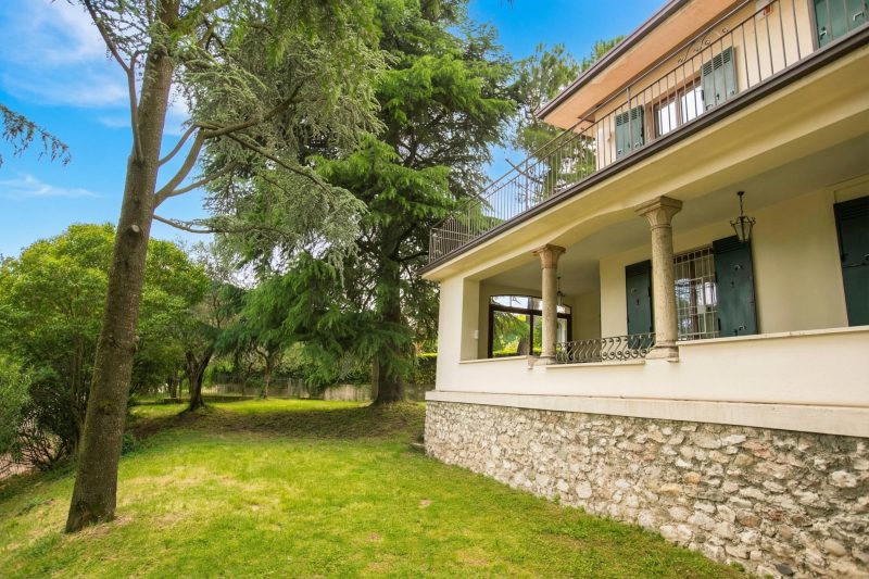 Villa Alberti Apt Bruna 900m from Garda lake w/ shared garden