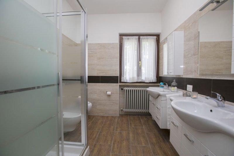 Villa Alberti Apt Bruna 900m from Garda lake w/ shared garden