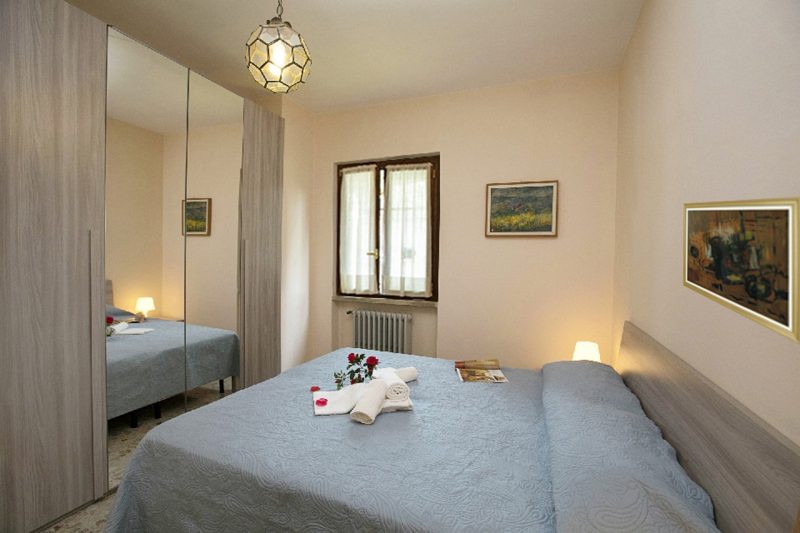 Villa Alberti Apt Bruna 900m from Garda lake w/ shared garden
