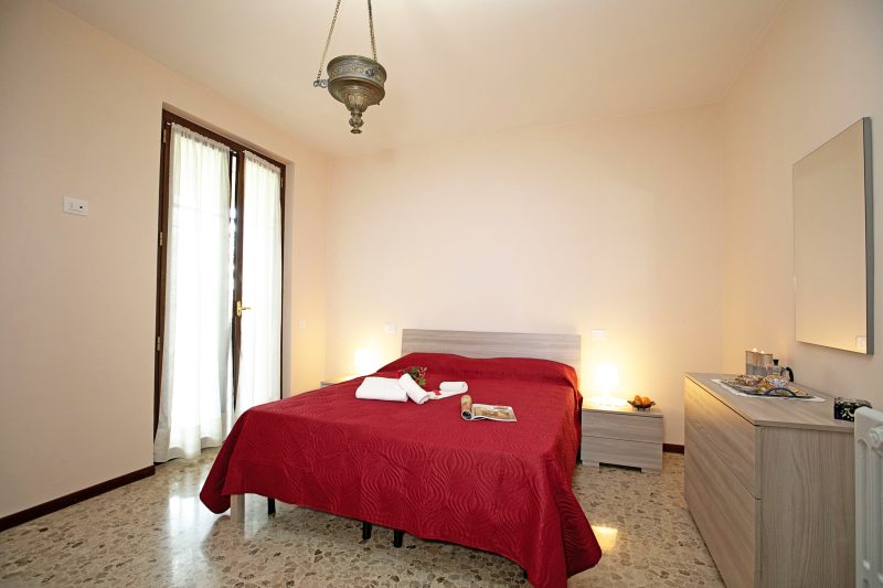 Villa Alberti Apt Bruna 900m from Garda lake w/ shared garden