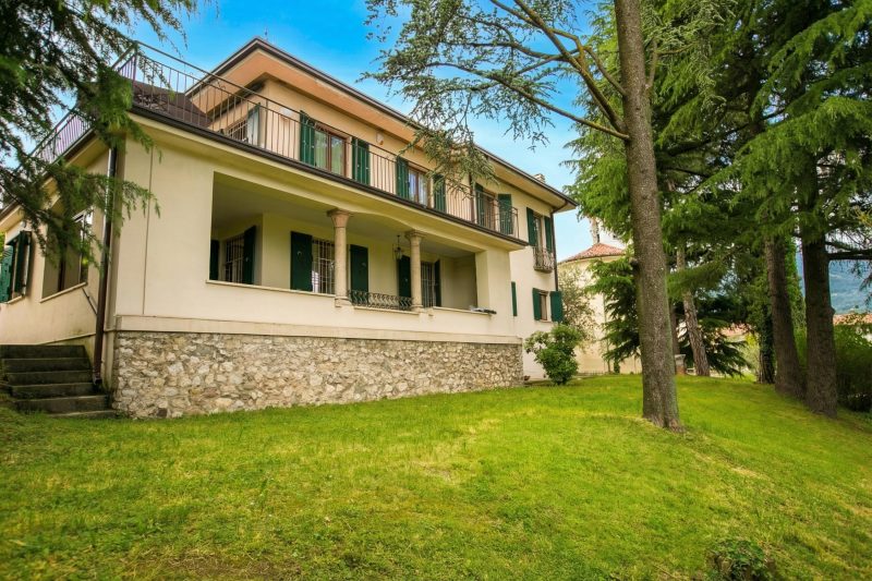 Villa Alberti Apt Bruna 900m from Garda lake w/ shared garden