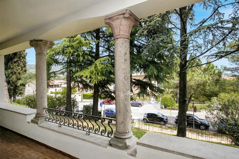 Villa Alberti Apt Bruna 900m from Garda lake w/ shared garden