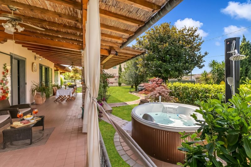 Villa Clara with Outdoor Jacuzzi few km from the Sea