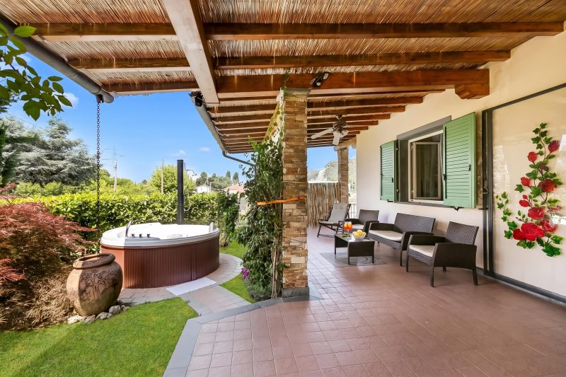 Villa Clara with Outdoor Jacuzzi few km from the Sea