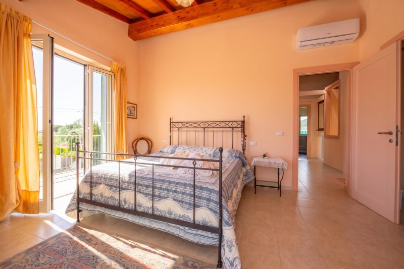 Villa Clara with Outdoor Jacuzzi few km from the Sea